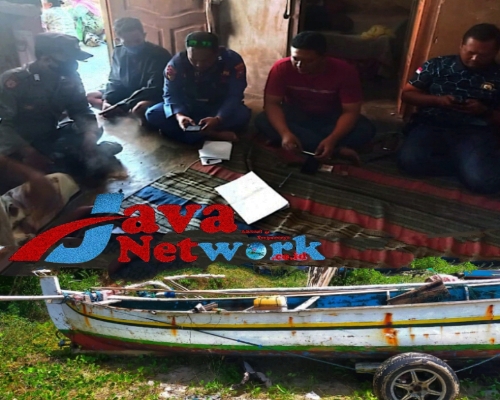 Suasana Dirumah Korban Misnaye alias Enik dan sampan motor kecil yang tergulung Ombak