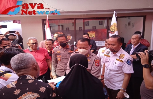 Ketum FRN Agus Flores Bersama Irwada Polda Jabar Kombes Pol Wahyu Wim Hardzianto Saat Salurkan Bantuan Anak Yatim Dan Kaum Dhuafa