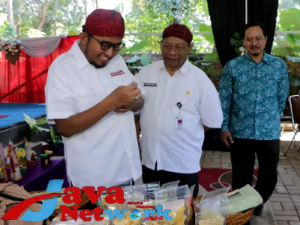 Bupati Sumenep Ra Achmad Fauzi SH MH Ditemani Kadis Perindag UKM Sumenep Saat Gelar UP2K Ditaman Tectona Desa Torbang Kecamatan Batuan