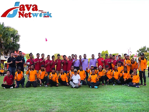 Foto Bersama Forkopimda Vs Paguyuban Camat Dalam PWRI Turnamen Futsal Bupati Sumenep 
