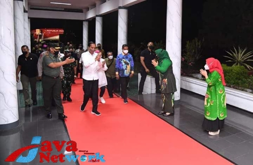 Presiden Jokowi beserta Ibu Negara Iriana Saat Berada Di Papua