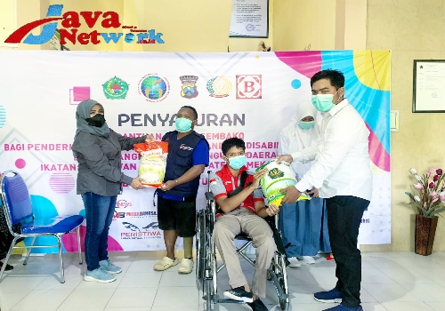 Ketua IWO Pamekasan Dyah Heny Memberikan Santunan