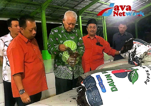 Asisten II Ahmad Masuni didampingi Kadis Perindag UKM dan Koperasi Sumenep Ainur Rasyid saat meninjau Produk Sargassum