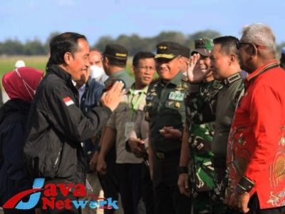 Presiden Jokowi Bersama Ibu Negara Iriana Bertolak Dari Pelabuhan Udara Mimika Menuju Provinsi Maluku