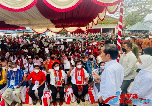 Presiden Jokowi Saat Mengecek Langsung Penyaluran BLT BBM di Tanimbar