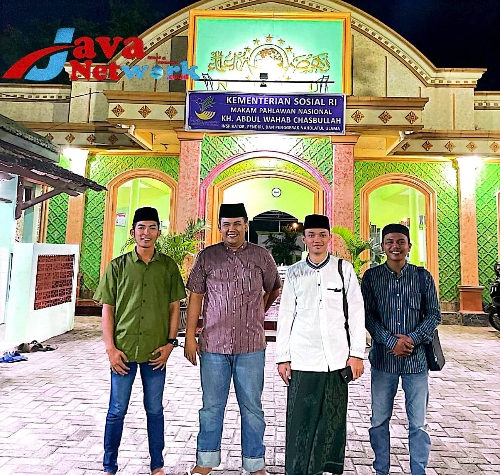 Gus Fauzi Ketua Pemuda Masjid Bersama Pengurus Masjid Jamik
