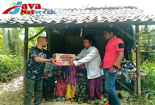 Presiden Forum N.G.O Madura Zaini Wer Wer saat Memberikan Santunan Kaum Dhuafa