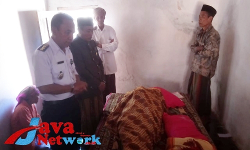 Kepala DPMD Sumenep Saat Bertakwa Kerumah Korban Didesa Lapa Loak Kecamatan Dungkek 