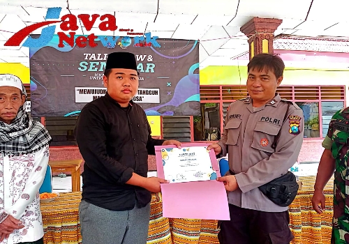 Mawardi MH,C.NSP Saat Memberikan Sertifikat Kepada Bhabinkamtibmas Desa Romben Guna