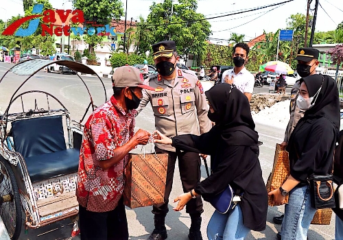 Kapolda Jatim Irjen Pol Nico Afinta Karo Karo Saat Memberikan Santunan