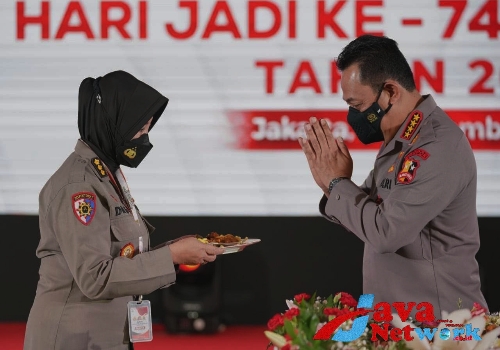 Kapolri Jenderal Polisi Drs Listyo Sigit Prabowo MSi Saat Memberikan Pe-Anugerahan Kepada Salah Polwan RI