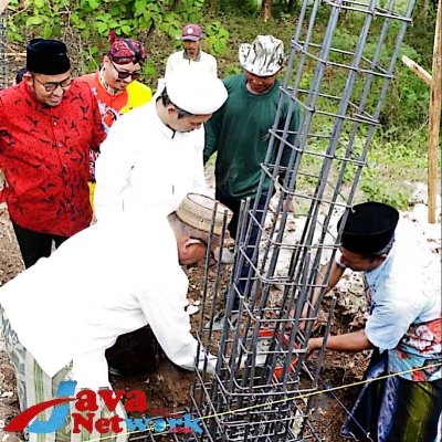 Bupati Sumenep Ra Achmad Fauzi SH MH saat Menghadiri Peletakan Batu Pertama Pembangunan MWC-NU Kecamatan Pasongsongan 