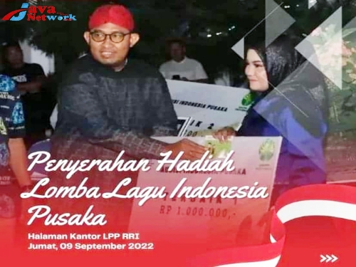 Bupati Sumenep Ra Achmad Fauzi SH MH Saat Memberikan Hadiah Untuk Para Juara Lomba Lagu Indonesia Nasional 