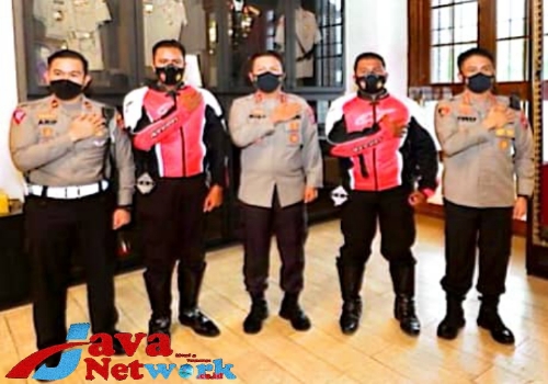 Kapolda Jatim Irjen Pol Nico Afinta Saat Memberikan Apresiasi Ke Dua Anggota Satlantas Polrestabes Surabaya