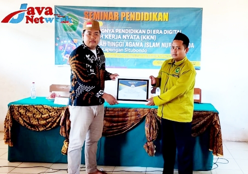 Mawardi MH C.NSP Saat Memberikan Cenderamata Kepada Salah Satu Peserta KKN Didesa Banraas Kecamatan Dungkek