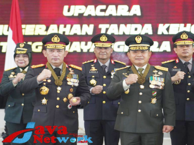 Kapolri Jenderal Drs Listyo Sigit Prabowo MSi Saat Memberikan Pe-Anugerahan Bintang Bhayangkara Utama kepada KASAD