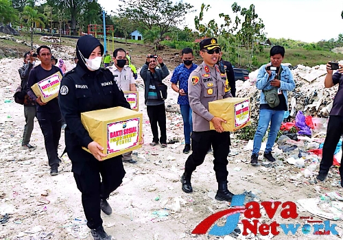 Kapolres Sumenep Bersama Kasi Humas Polres Sumenep Saat Berbagi Bantuan Sosial Peduli Pemulung