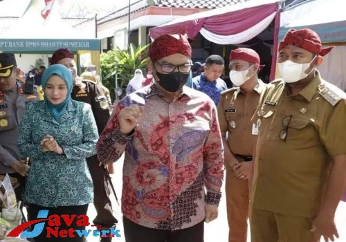 Bupati Sumenep Ra Achmad Fauzi SH MH saat menemani Kepala BKKBN Dr Hasto Wardoyo Sp.OG