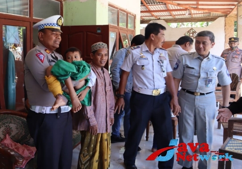 Kasat Lantas Polres Sumenep Saat Memberikan Santunan Kepada Korban Laka