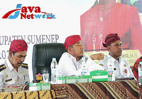 Bupati Sumenep Ra Achmad Fauzi SH MH saat Memberikan Sambutan Pada Acara penyerahan Sertifikat Bidang Tanah di Kecamatan Pasongsongan 