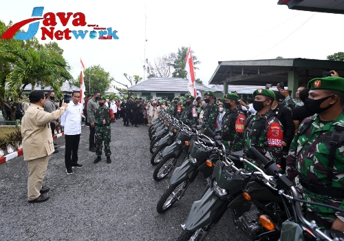 Presiden Jokowi Saat Meninjau Penyerahan Motor Di Kodim1503/Tual