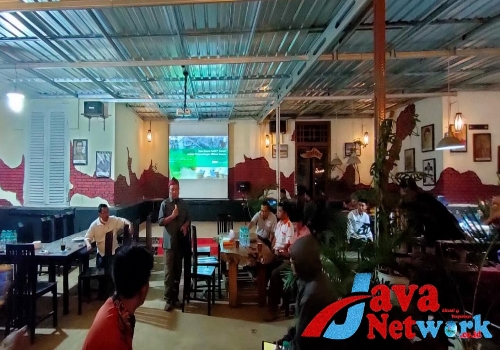 Dirut PT Garam Persero Arif Haendra saat Acara Ngopi Bareng bersama sejumlah Media Online Di Cafe Aloska Kalianget