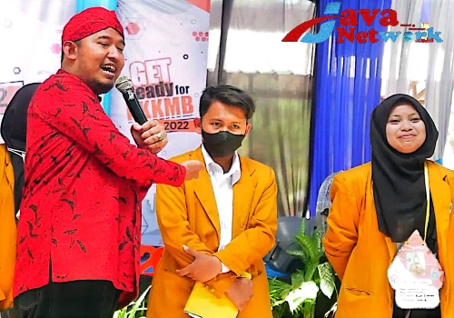 Bupati Sumenep Ra Achmad Fauzi SH MH Saat Mengisi Kegiatan PKKMB Unija