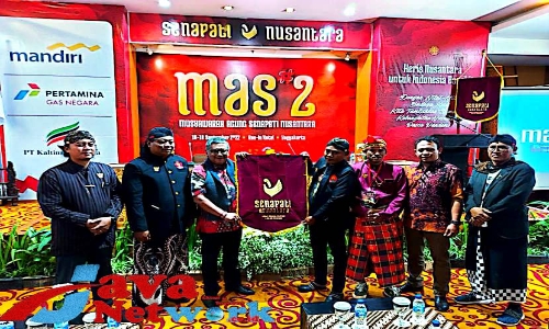 Saat Penyerahan Keris Kepada Sekjen Senapati Nusantara Dr Ir Hasto Kristiyanto yang Dilakukan Oleh Empu Faturrahman Dari Kabupaten Sumenep