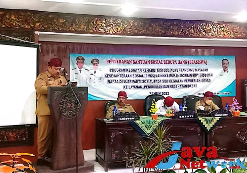 Kadis Sosial P3A Kabupaten Sumenep Drs. Achmad Zulkarnain M.Si saat Memberikan Sambutan Pada Penyaluran Beasiswa Bagi Mahasiswa Kurang Mampu