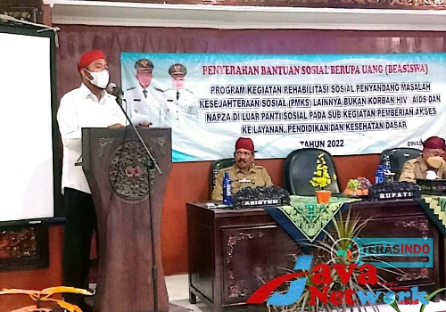 Bupati Sumenep Ra Achmad Fauzi SH MH saat Memberikan Sambutan Penyaluran Beasiswa di Aula Kantor Dinas Sosial P3A Kabupaten Sumenep 