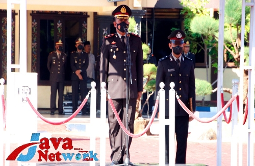 Wakapolres Sumenep Kompol SoekrisTrihartono.,S.Sos saat Pimpin Hari Kesaktian Pancasila Di Halaman Mapolres Sumenep
