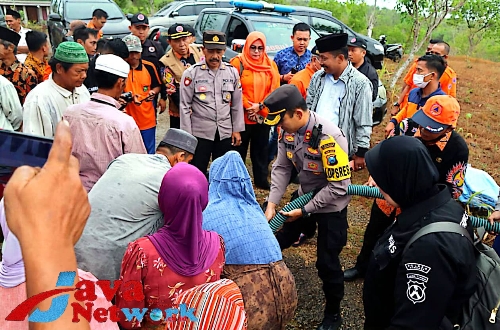 Kapolres Sumenep AKBP Edo Satya Kentriko SH SIK MH Bersama BPBD Sumenep Saat Suplai Air Bersih di Desa Badur Kecamatan Batuputih