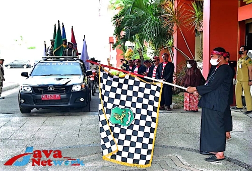 Bupati Sumenep Ra Achmad Fauzi SH MH Saat Melepas Kirab Bendera Petaka Jer Basuki Mawa Beya di Depan Kantor Pemkab Sumenep