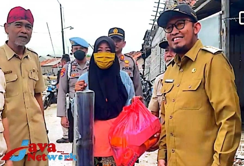 Bupati Sumenep Ra Achmad Fauzi SH MH Saat Memberikan Santunan Kepada Korban Angin Puting Beliung di Desa Karanganyar Kecamatan Kalianget