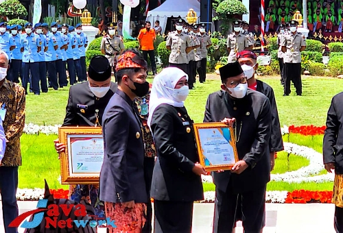 Bupati Sumenep Ra Achmad Fauzi SH MH Saat Menerima Penghargaan Peringkat I Realisasi SHAT Terbanyak Dari Gubernur Khofifah Indar Parawansa