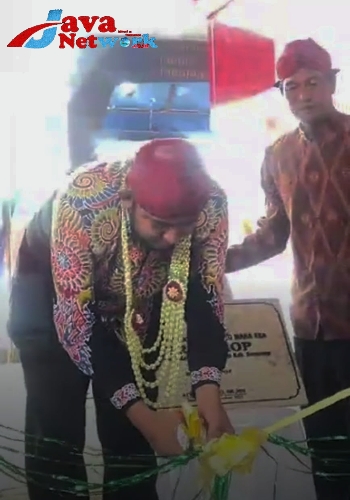 Bupati Sumenep Ra Achmad Fauzi SH MH Saat Potong Pita Tanda Diresmikannya Portashop Bumdes Desa Campaka Kecamatan Pasongsongan 