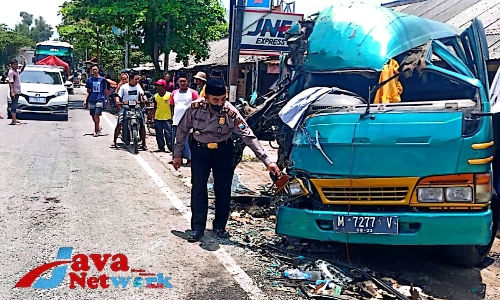 Kondisi Mobil Minibus Yang Rusak Berat