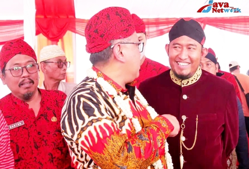 Bupati Sumenep Saat Mendampingi Sekjen Senopati Nusantara Hasto Kristiyanto Dalam Sarasehan Dan Pameran Keris Tahun 2022