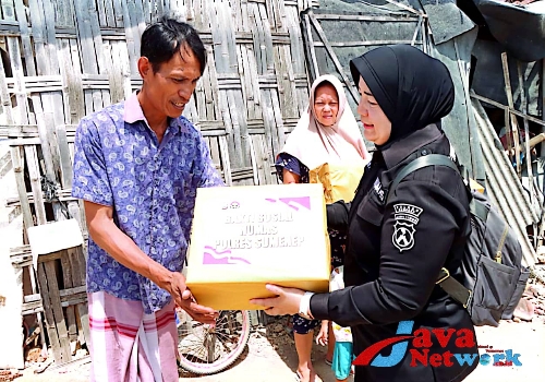 Kasi Humas Polres Sumenep AKP Widiarti SH Saat Salurkan Bansos Ke Warga Desa Karanganyar