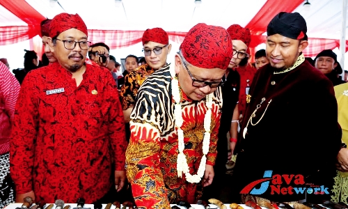 Bupati Sumenep Ra Achmad Fauzi SH MH Saat Mendampinginya Sekjen Senapati Nusantara Hasto Kristiyanto Pada Pagelaran Sarasehan dan Pameran Keris