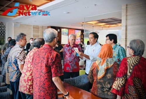 Presiden Jokowi Saat Bertemu Dengan Teman Semasa Kuliahnya UGM