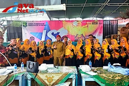 Bupati Sumenep Ra Achmad Fauzi SH MH Saat Bersama Guru Di SDN Kertasada Tempat Pelaksanaan ISCo se-kabupaten Sumenep
