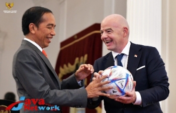 Presiden Jokowi Bersama Presiden FIFA Giovani Vicenso