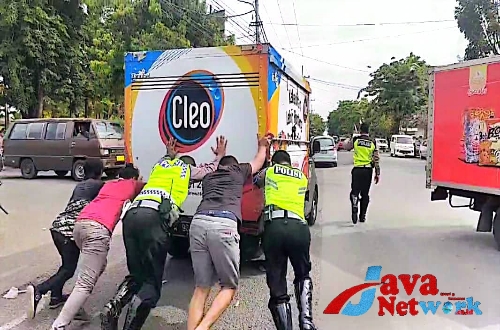 Anggota Satlantas Polres Sumenep Saat Mendorong Mobil Boxs
