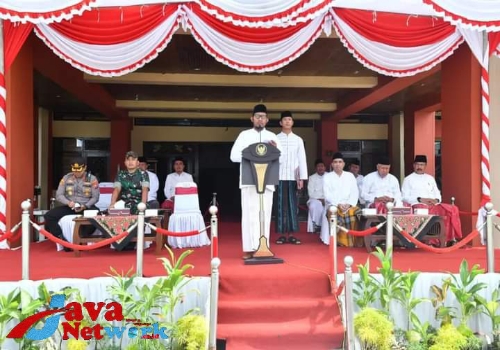 Bupati Sumenep Ra Achmad Fauzi SH MH saat Pimpin Apel Upacara Hari Santri Nasional Di Halaman Kantor Pemkab Sumenep