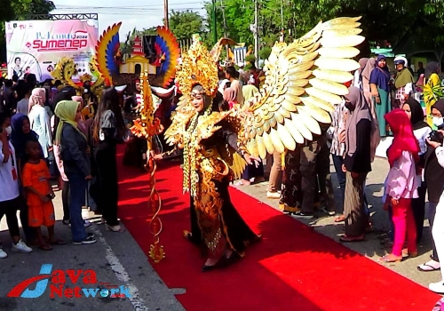 Salah Satu Peserta Lomba Busana Etnik Festival Pelangi di Sumenep
