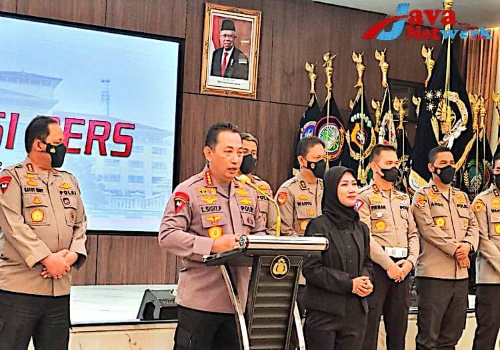 Kapolri Didampingi Wakapolri dan PJU Mabes Polri saat Konferensi Pers