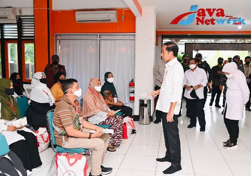Presiden Jokowi saat menyalurkan sejumlah Bantuan Sosial 