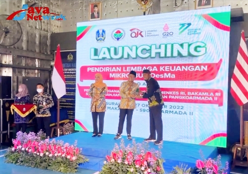 Bupati Sumenep Ra Achmad Fauzi SH MH Saat Menerima Penghargaan Lencana Bakti Desa Pertama Dari Menteri Desa Pembangunan Daerah Tertinggal dan Transmigrasi