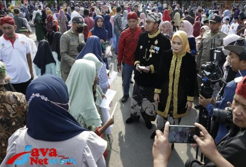 Bupati Sumenep Ra Achmad Fauzi SH MH Saat Menyantuni Anak Yatim Pada Momentum Hari Jadi Kabupaten Sumenep ke-753